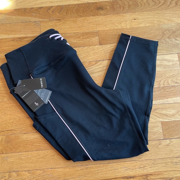 NWT torrid leggings, with pockets! - Picture 2 of 5